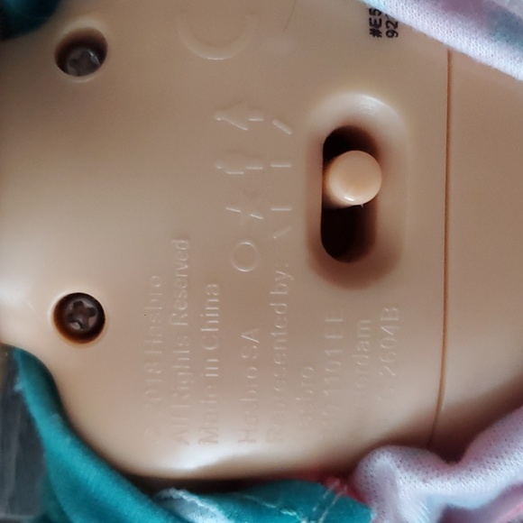 Baby Alive Step ‘N Giggle Baby Brown Hair Doll Light-Up Shoes- English/French - Picture 6 of 7